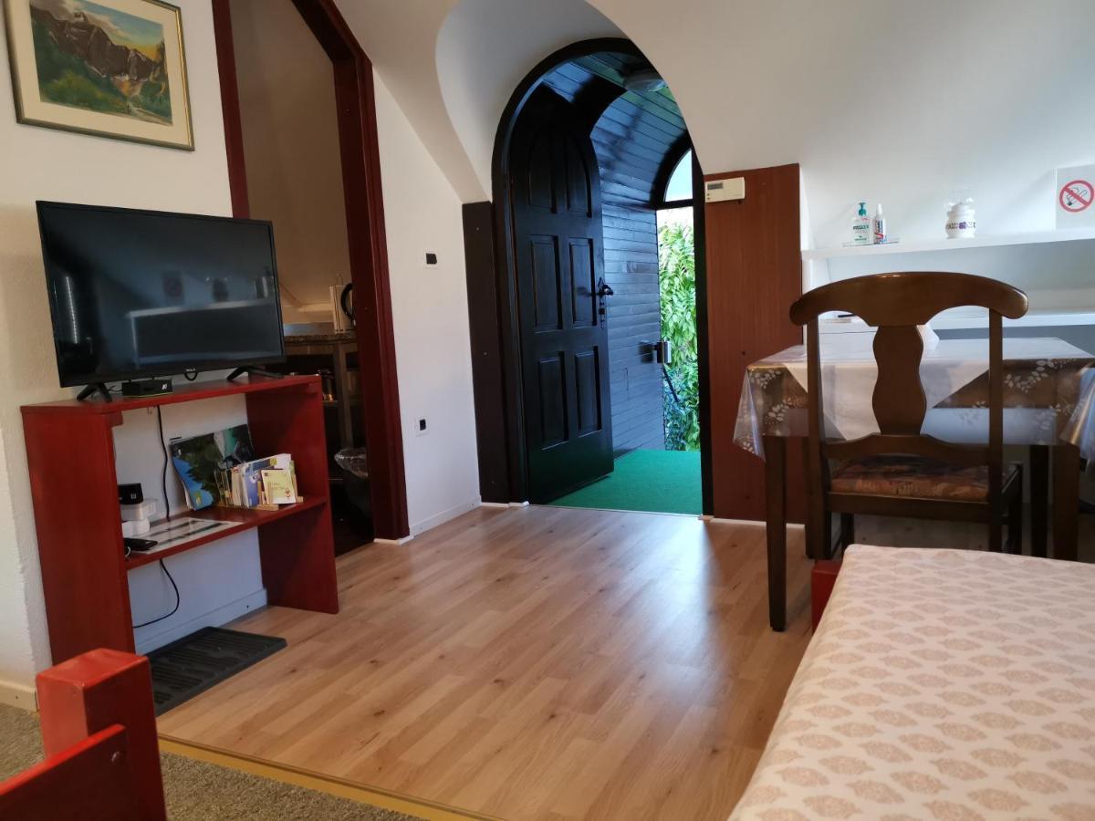 Apartmaji Mak 예세니체 외부 사진